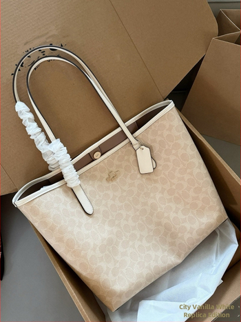 Τσάντα Tote σε στυλ street trend, Υλικό PVC, Εσωτερική επένδυση από δέρμα αγελάδας, Οριζόντιου τετράγωνου σχήματος