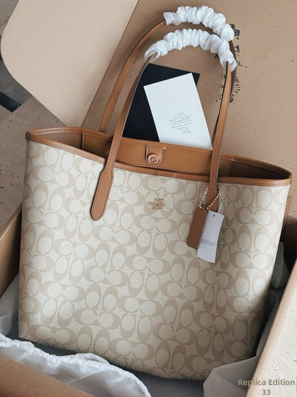 Τσάντα Tote σε στυλ street trend, Υλικό PVC, Εσωτερική επένδυση από δέρμα αγελάδας, Οριζόντιου τετράγωνου σχήματος