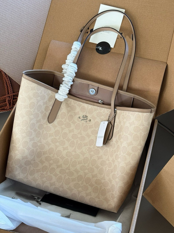 Τσάντα Tote σε στυλ street trend, Υλικό PVC, Εσωτερική επένδυση από δέρμα αγελάδας, Οριζόντιου τετράγωνου σχήματος