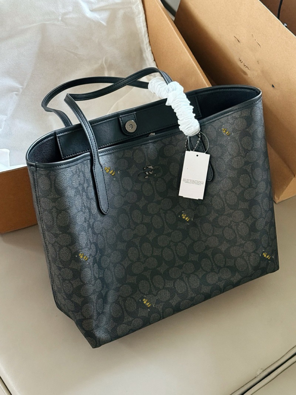 Τσάντα Tote σε στυλ street trend, Υλικό PVC, Εσωτερική επένδυση από δέρμα αγελάδας, Οριζόντιου τετράγωνου σχήματος