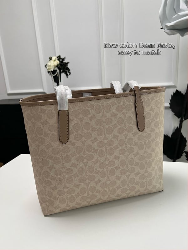 Τσάντα Tote σε στυλ street trend, Υλικό PVC, Εσωτερική επένδυση από δέρμα αγελάδας, Οριζόντιου τετράγωνου σχήματος