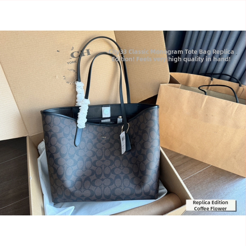 Τσάντα Tote σε στυλ street trend, Υλικό PVC, Εσωτερική επένδυση από δέρμα αγελάδας, Οριζόντιου τετράγωνου σχήματος