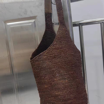 Dámska taška vedro z raffie, mestský minimalistický štýl, oválny tvar, otvorená horná časť, s jedným remienkom