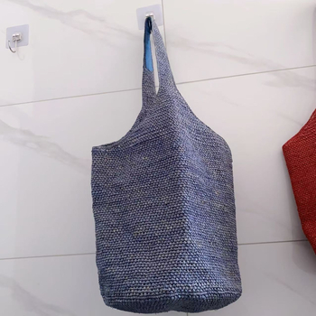 Dámska taška vedro z raffie, mestský minimalistický štýl, oválny tvar, otvorená horná časť, s jedným remienkom