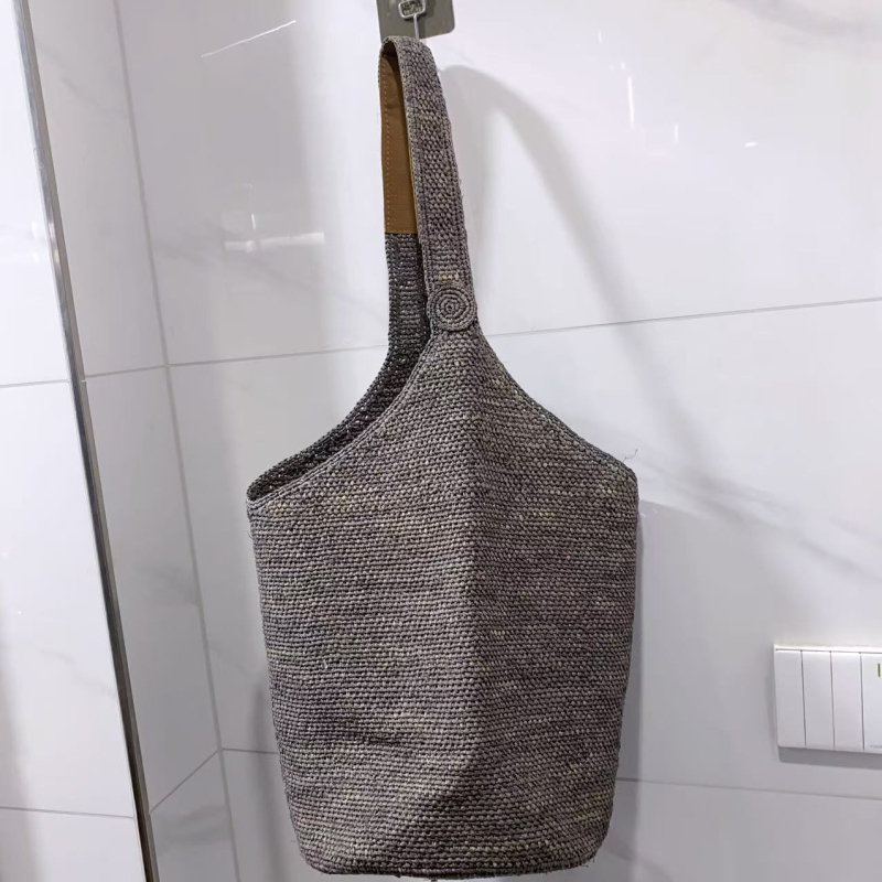 Dámska taška vedro z raffie, mestský minimalistický štýl, oválny tvar, otvorená horná časť, s jedným remienkom