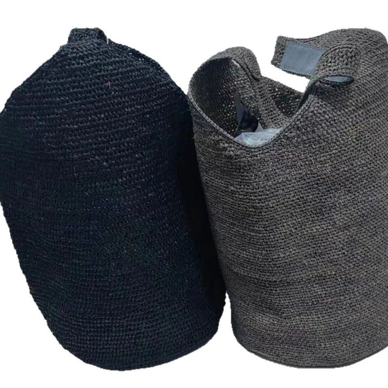 Dámska taška vedro z raffie, mestský minimalistický štýl, oválny tvar, otvorená horná časť, s jedným remienkom