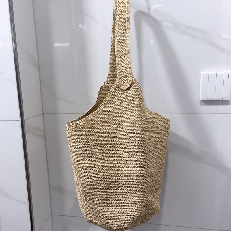 Dámska taška vedro z raffie, mestský minimalistický štýl, oválny tvar, otvorená horná časť, s jedným remienkom