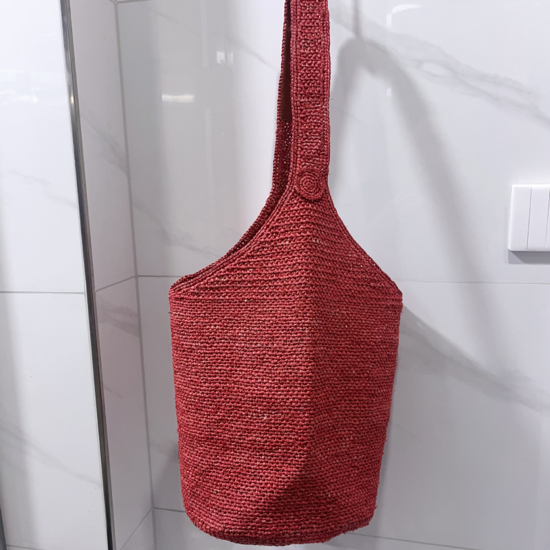 Dámska taška vedro z raffie, mestský minimalistický štýl, oválny tvar, otvorená horná časť, s jedným remienkom