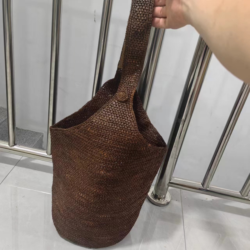 Dámska taška vedro z raffie, mestský minimalistický štýl, oválny tvar, otvorená horná časť, s jedným remienkom