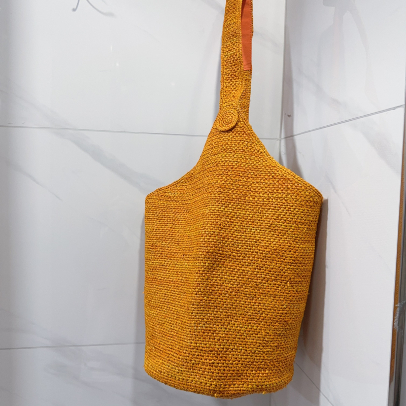 Dámska taška vedro z raffie, mestský minimalistický štýl, oválny tvar, otvorená horná časť, s jedným remienkom