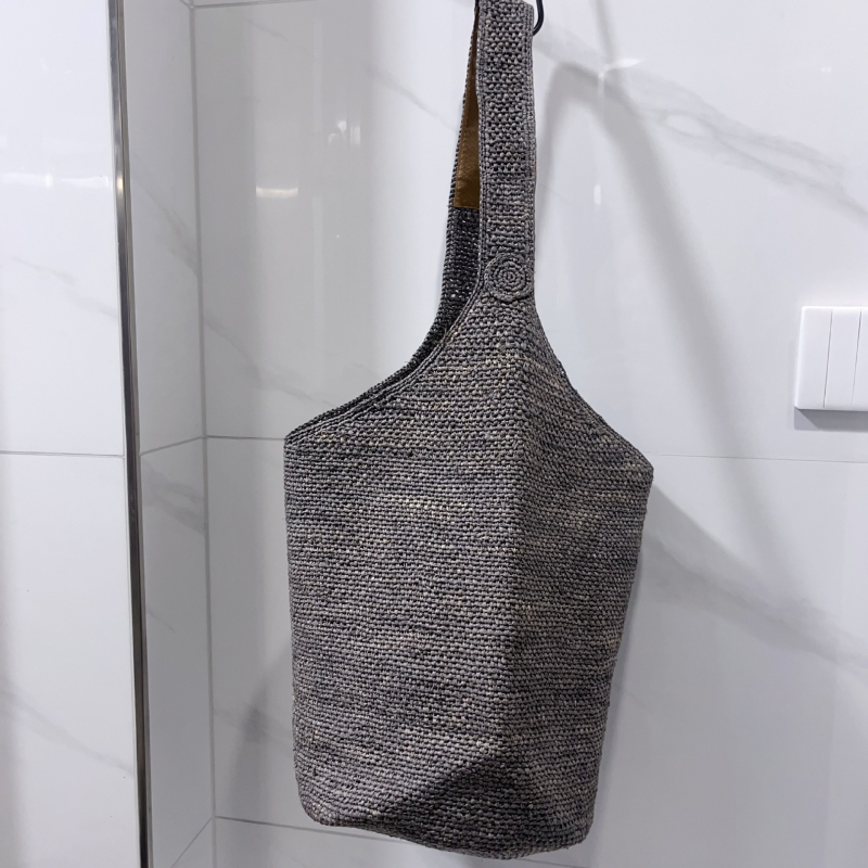 Dámska taška vedro z raffie, mestský minimalistický štýl, oválny tvar, otvorená horná časť, s jedným remienkom