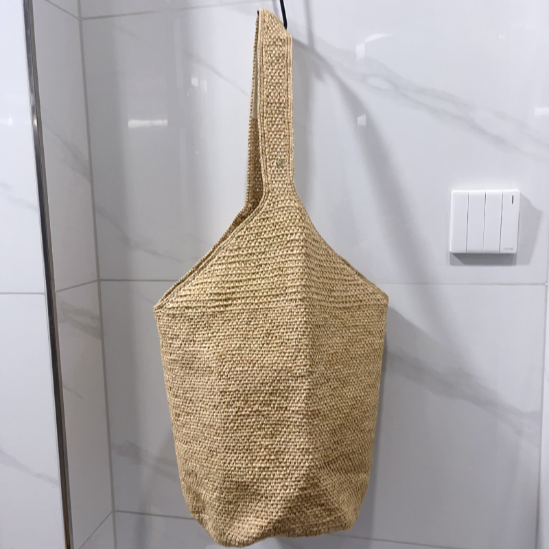 Dámska taška vedro z raffie, mestský minimalistický štýl, oválny tvar, otvorená horná časť, s jedným remienkom