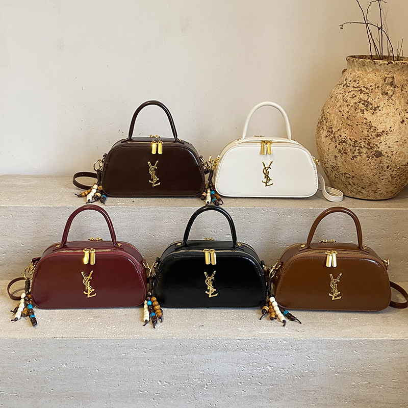 Geantă în formă de pernă – material PU, închidere cu fermoar, buzunar interior cu fermoar, curea cu o singură curea