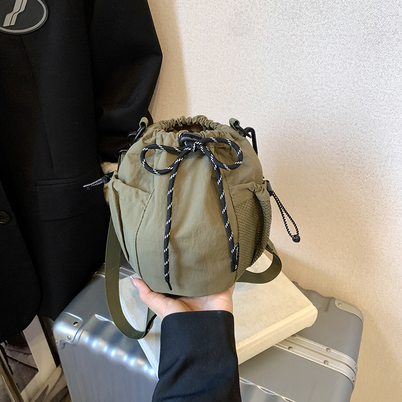 Bucket torba s šnirnim zatvaranjem, najlon, gradski minimalistički stil, unutarnja pretinica sa zatvaračem