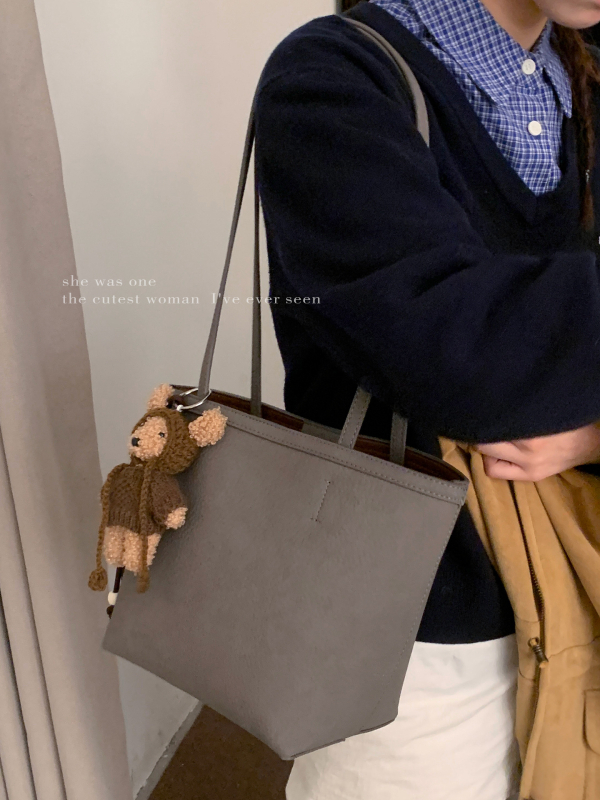 PU kabelka typu vedro, mestský minimalistický štýl, zapínanie na zips, polyesterová podšívka