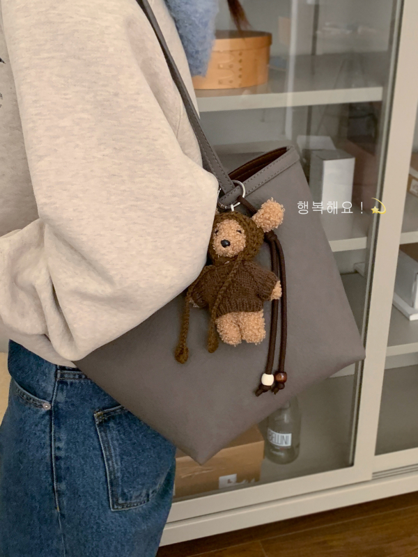 PU kabelka typu vedro, mestský minimalistický štýl, zapínanie na zips, polyesterová podšívka