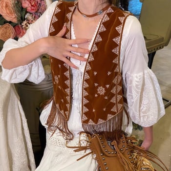 Etno vintage vesta s výšivkou s strapcami, semišová látka, geometrický vzor, bez goliera, úzky strih