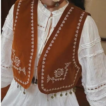 Etno vintage vesta s výšivkou s strapcami, semišová látka, geometrický vzor, bez goliera, úzky strih
