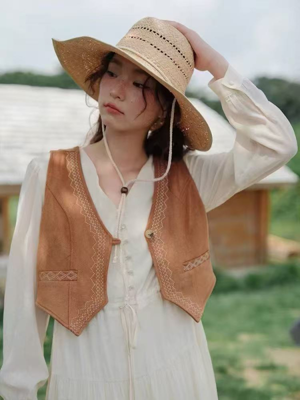 Etno vintage vesta s výšivkou s strapcami, semišová látka, geometrický vzor, bez goliera, úzky strih