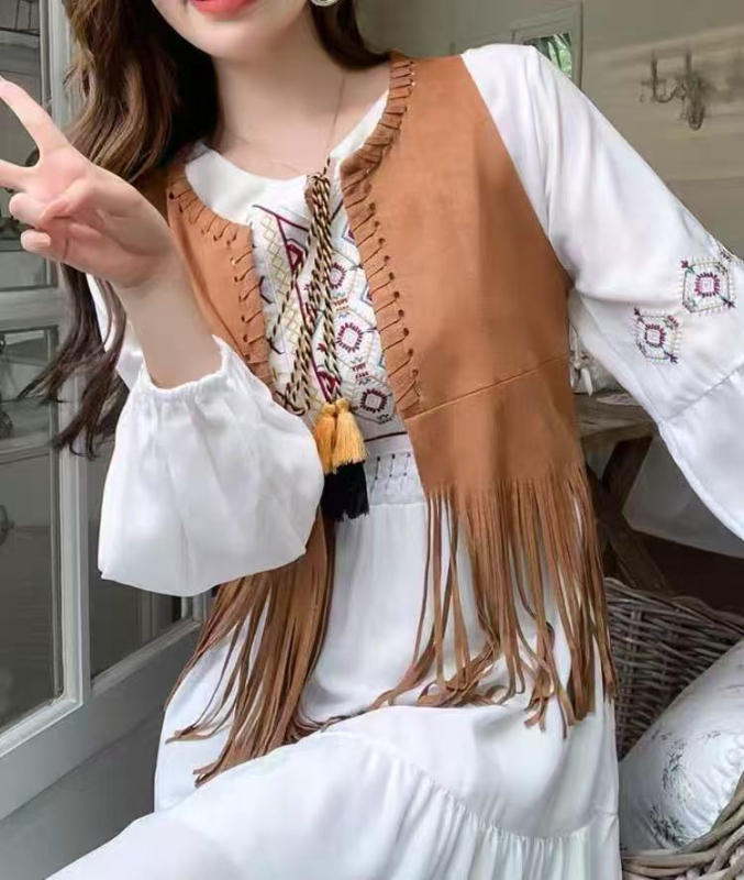 Etno vintage vesta s výšivkou s strapcami, semišová látka, geometrický vzor, bez goliera, úzky strih