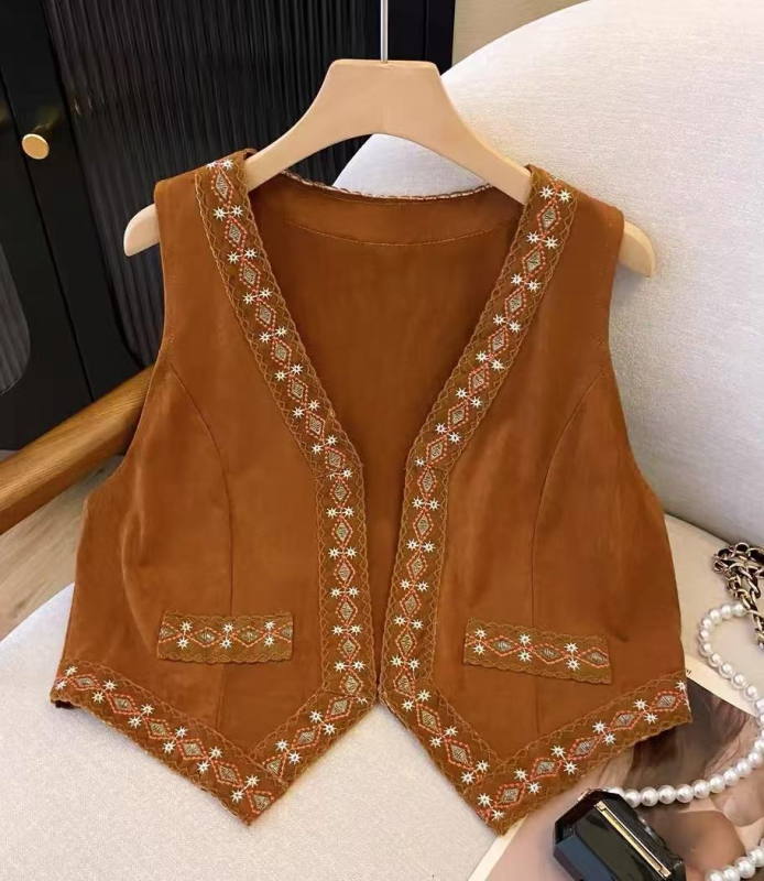 Etno vintage vesta s výšivkou s strapcami, semišová látka, geometrický vzor, bez goliera, úzky strih