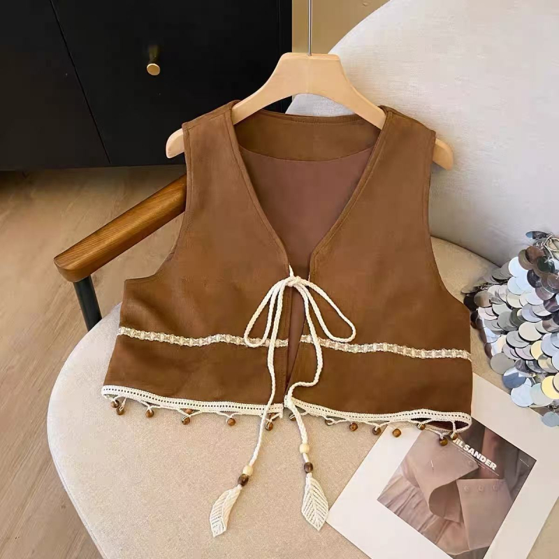 Etno vintage vesta s výšivkou s strapcami, semišová látka, geometrický vzor, bez goliera, úzky strih