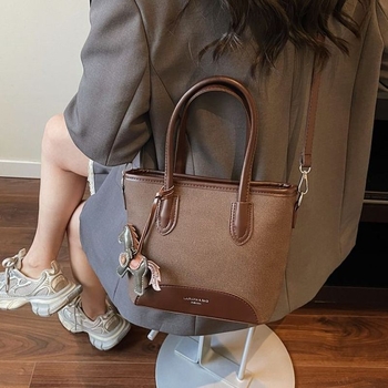 PU crossbody torba, model xinqi-6398, commuter stil, jedina naramenica, horizontalno pravokutnog oblika, zatvaranje zipom, podstava od poliestera, proljeće 2026