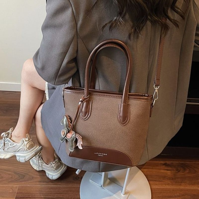 PU crossbody torba, model xinqi-6398, commuter stil, jedina naramenica, horizontalno pravokutnog oblika, zatvaranje zipom, podstava od poliestera, proljeće 2026