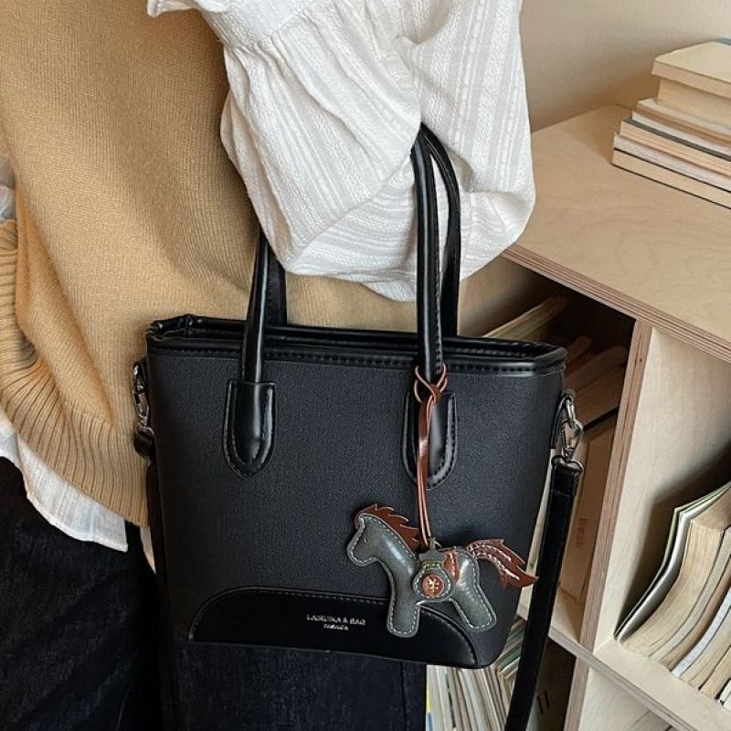 PU crossbody torba, model xinqi-6398, commuter stil, jedina naramenica, horizontalno pravokutnog oblika, zatvaranje zipom, podstava od poliestera, proljeće 2026