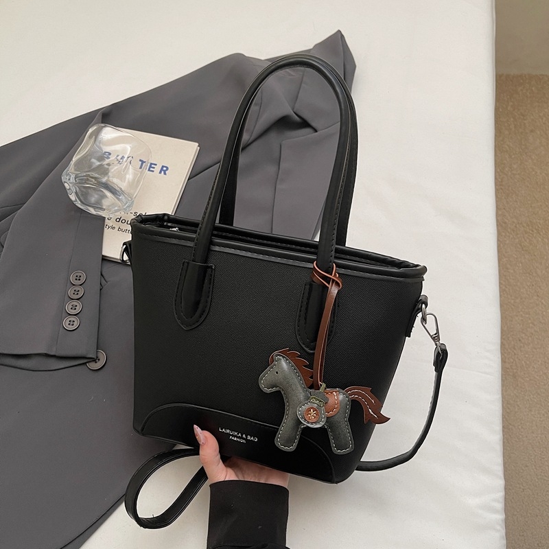 PU crossbody torba, model xinqi-6398, commuter stil, jedina naramenica, horizontalno pravokutnog oblika, zatvaranje zipom, podstava od poliestera, proljeće 2026