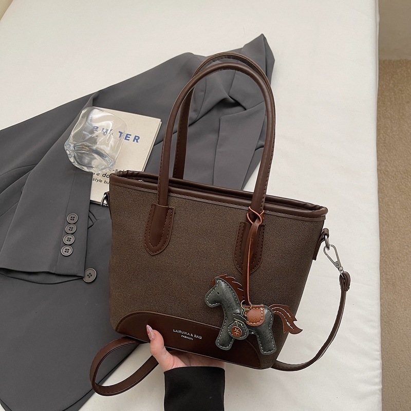 PU crossbody torba, model xinqi-6398, commuter stil, jedina naramenica, horizontalno pravokutnog oblika, zatvaranje zipom, podstava od poliestera, proljeće 2026