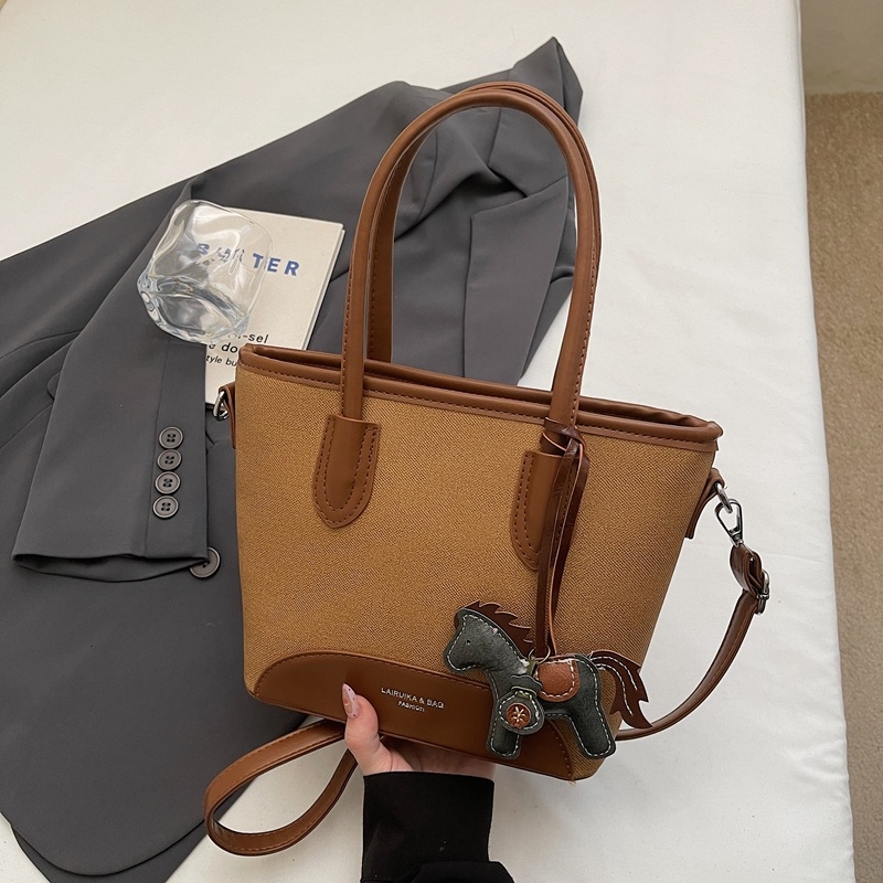 PU crossbody torba, model xinqi-6398, commuter stil, jedina naramenica, horizontalno pravokutnog oblika, zatvaranje zipom, podstava od poliestera, proljeće 2026