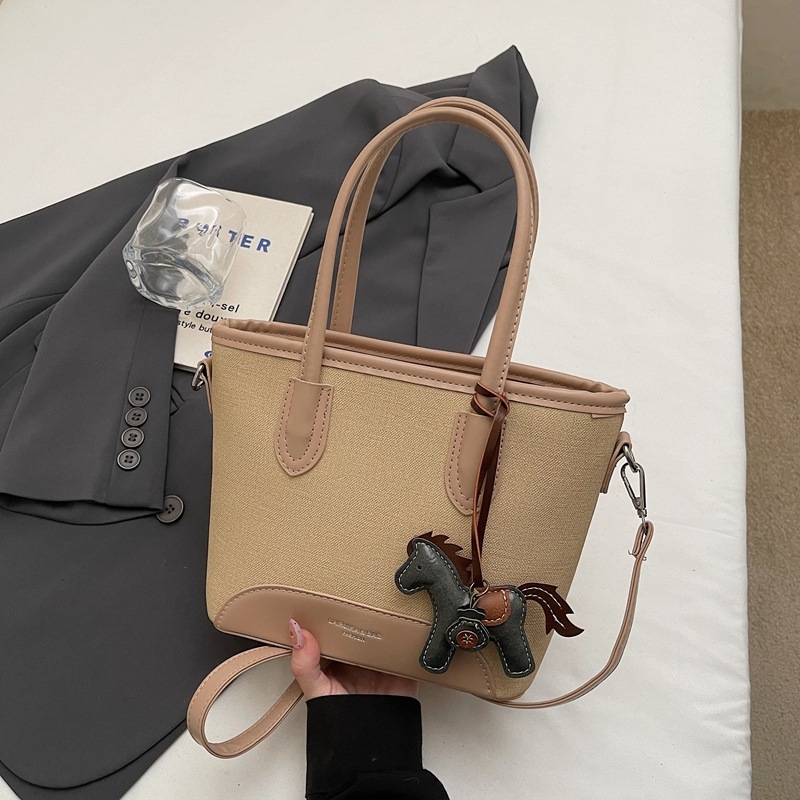 PU crossbody torba, model xinqi-6398, commuter stil, jedina naramenica, horizontalno pravokutnog oblika, zatvaranje zipom, podstava od poliestera, proljeće 2026