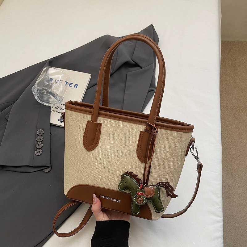 PU crossbody torba, model xinqi-6398, commuter stil, jedina naramenica, horizontalno pravokutnog oblika, zatvaranje zipom, podstava od poliestera, proljeće 2026