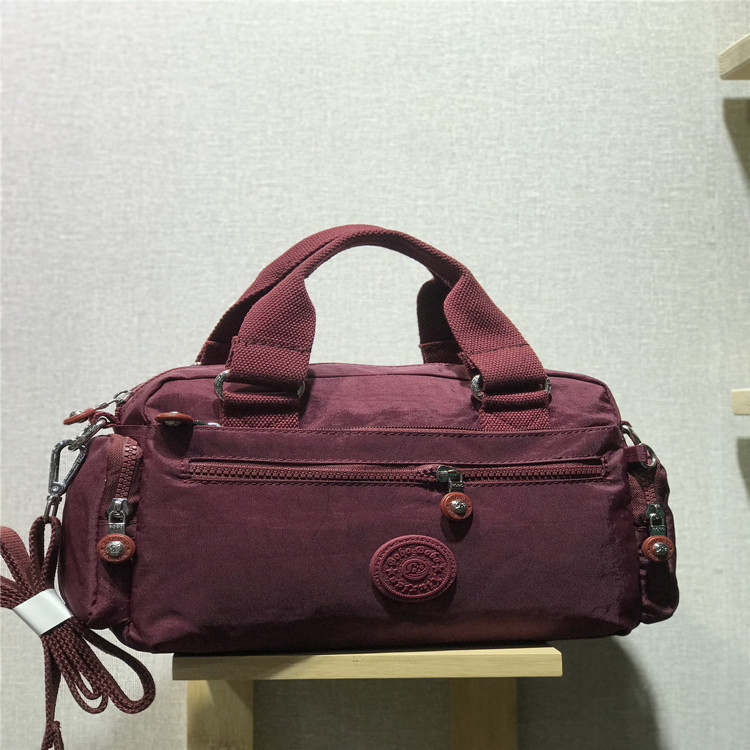 Ženska nylon torba preko ramena, horizontalnog kvadratsnog oblika, zatvarač, poliester podstava, unutarnji džepovi (telefon, ID, laptop, kamera) s unutarnjim pregradom