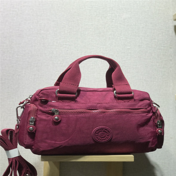 Ženska nylon torba preko ramena, horizontalnog kvadratsnog oblika, zatvarač, poliester podstava, unutarnji džepovi (telefon, ID, laptop, kamera) s unutarnjim pregradom