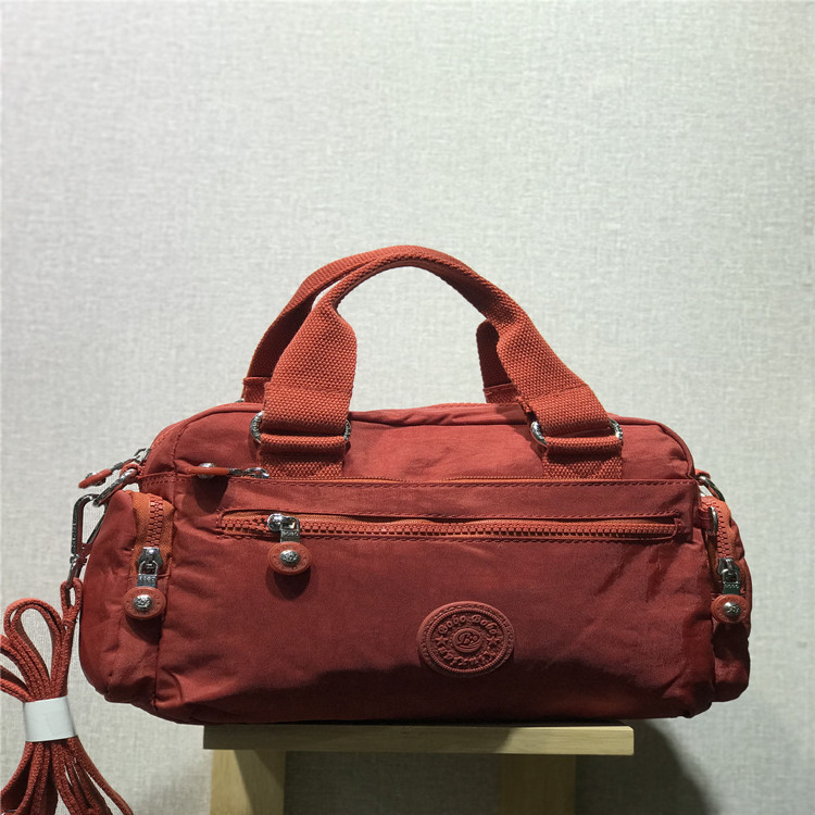 Ženska nylon torba preko ramena, horizontalnog kvadratsnog oblika, zatvarač, poliester podstava, unutarnji džepovi (telefon, ID, laptop, kamera) s unutarnjim pregradom