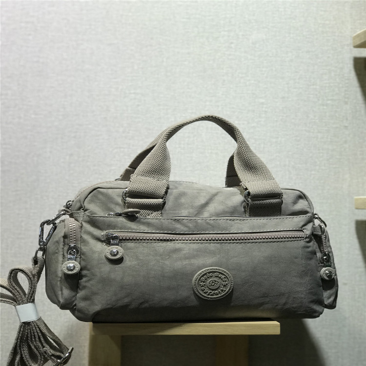 Ženska nylon torba preko ramena, horizontalnog kvadratsnog oblika, zatvarač, poliester podstava, unutarnji džepovi (telefon, ID, laptop, kamera) s unutarnjim pregradom