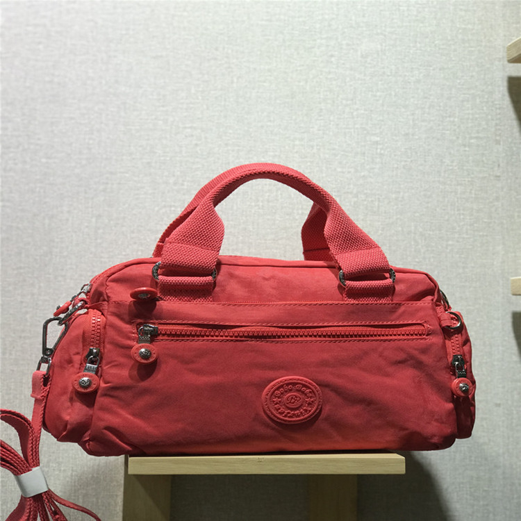 Ženska nylon torba preko ramena, horizontalnog kvadratsnog oblika, zatvarač, poliester podstava, unutarnji džepovi (telefon, ID, laptop, kamera) s unutarnjim pregradom