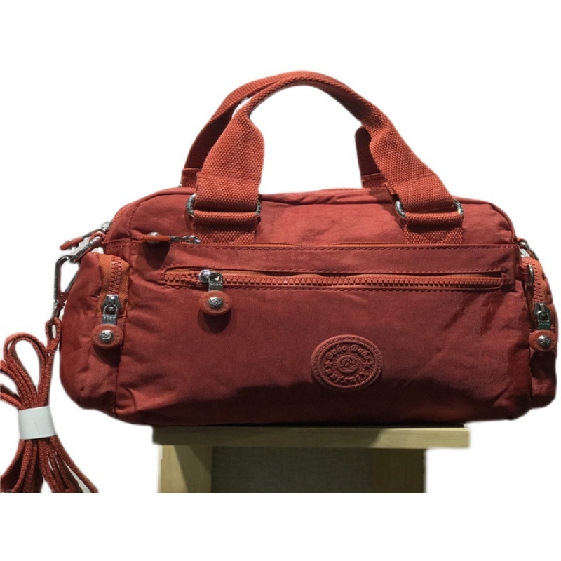 Ženska nylon torba preko ramena, horizontalnog kvadratsnog oblika, zatvarač, poliester podstava, unutarnji džepovi (telefon, ID, laptop, kamera) s unutarnjim pregradom