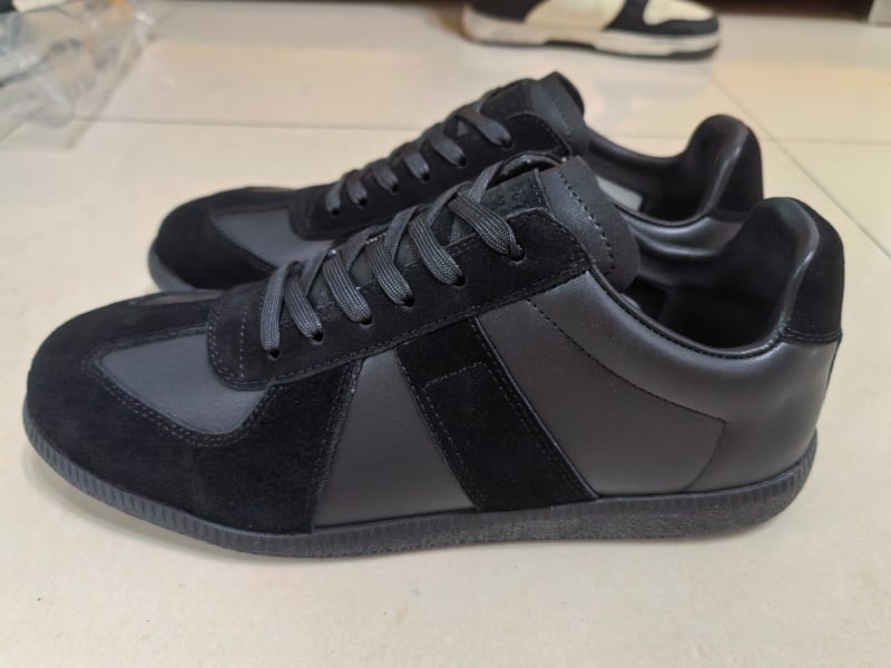 Ανδρικά sneakers – Άνω μέρος από γνήσιο δέρμα, στρογγυλή μύτη, με κορδόνια, καουτσούκ σόλα, χαμηλός σχεδιασμός