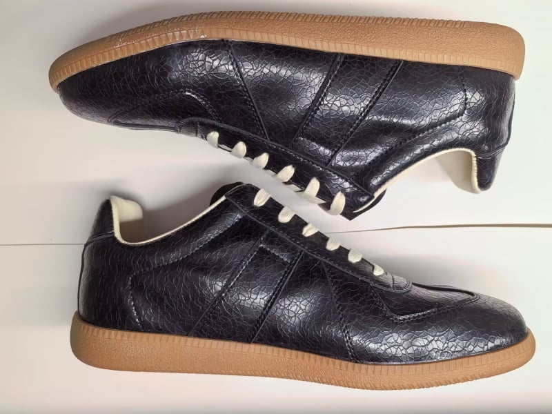 Ανδρικά sneakers – Άνω μέρος από γνήσιο δέρμα, στρογγυλή μύτη, με κορδόνια, καουτσούκ σόλα, χαμηλός σχεδιασμός