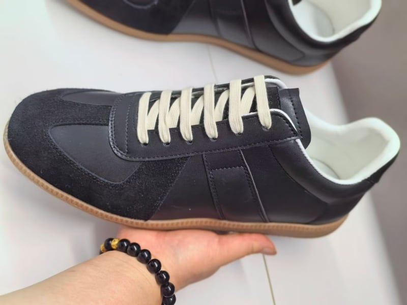 Ανδρικά sneakers – Άνω μέρος από γνήσιο δέρμα, στρογγυλή μύτη, με κορδόνια, καουτσούκ σόλα, χαμηλός σχεδιασμός