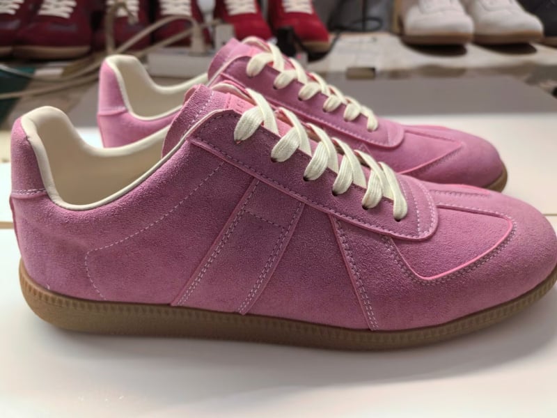 Ανδρικά sneakers – Άνω μέρος από γνήσιο δέρμα, στρογγυλή μύτη, με κορδόνια, καουτσούκ σόλα, χαμηλός σχεδιασμός