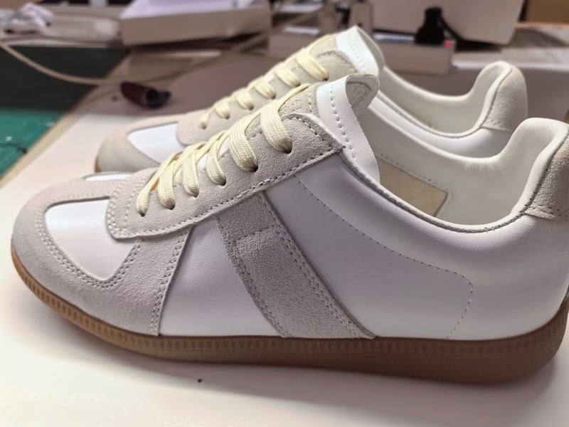 Ανδρικά sneakers – Άνω μέρος από γνήσιο δέρμα, στρογγυλή μύτη, με κορδόνια, καουτσούκ σόλα, χαμηλός σχεδιασμός