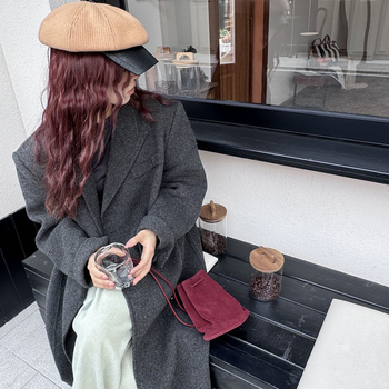 Bucket torba od prave kože s vrpcom, prvi sloj teleće kože, jedna naramenica, unutarnji džepovi za telefon i osobnu iskaznicu