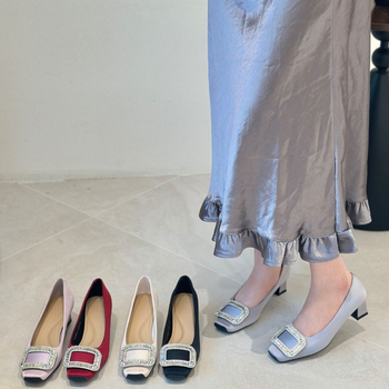 Dámske topánky so štvorcovou prackou, saténový vršok, stredný podpätok 3–6 cm, kryštálová výzdoba, gumová podrážka