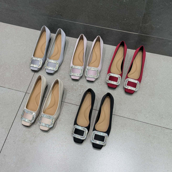 Dámske topánky so štvorcovou prackou, saténový vršok, stredný podpätok 3–6 cm, kryštálová výzdoba, gumová podrážka