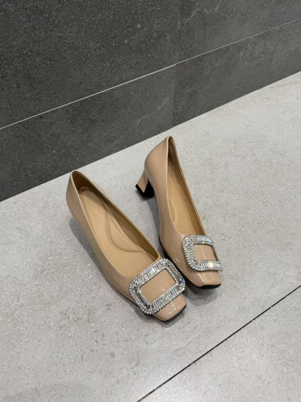 Dámske topánky so štvorcovou prackou, saténový vršok, stredný podpätok 3–6 cm, kryštálová výzdoba, gumová podrážka