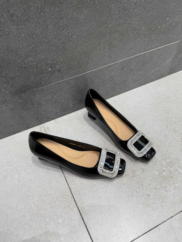 Dámske topánky so štvorcovou prackou, saténový vršok, stredný podpätok 3–6 cm, kryštálová výzdoba, gumová podrážka